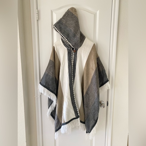 Alpamowi Butter Alpaca Poncho with Hood - Picture 5 of 8